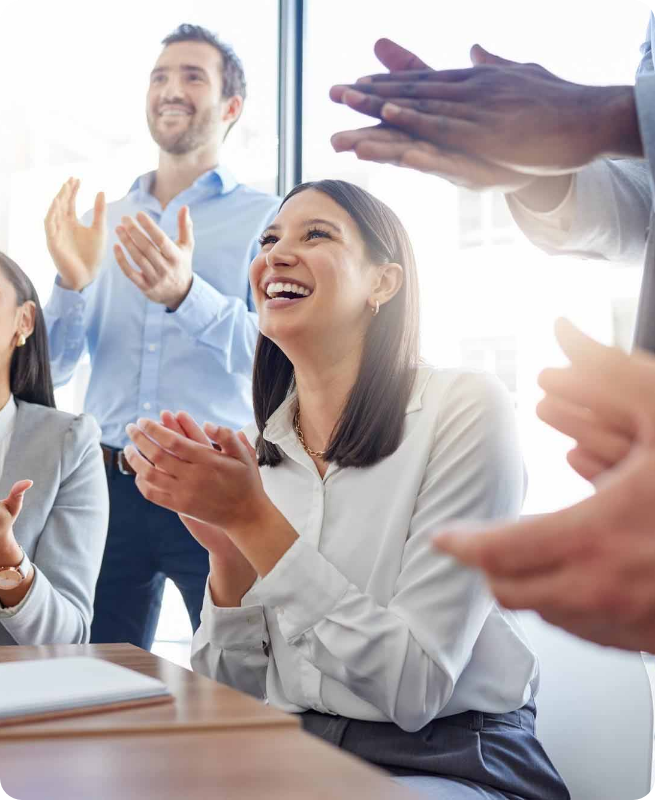 Grupo de personas sonriendo que tuvieron un proceso de reclutamiento y selección de personal exitoso