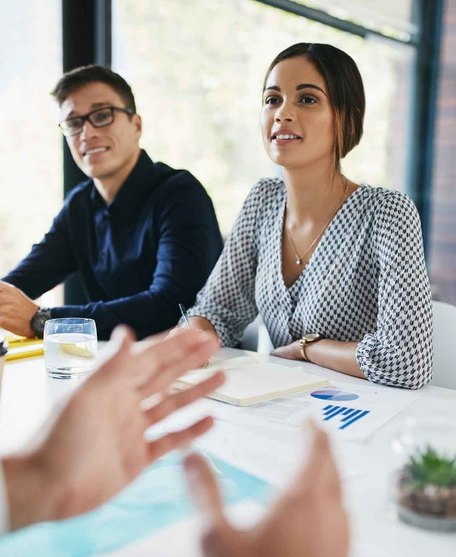 Empleados recibiendo capacitación en salud y seguridad en el trabajo