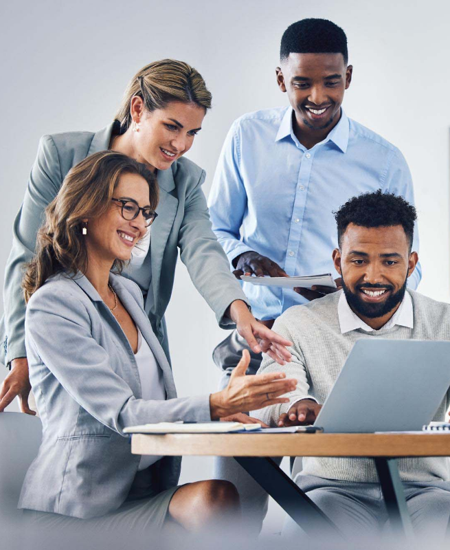 Equipo de trabajo integrado por dos hombres y dos mujeres, realizando proceso de selección de personal en computador