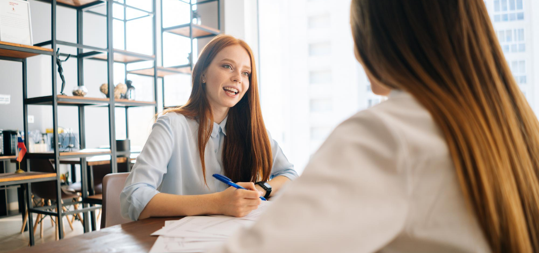 Mujer ejecutiva en oficina realizando entrevista de trabajo