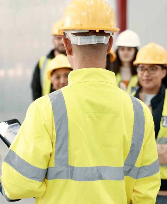 Personal en planta brindando consultoría en salud y seguridad en el trabajo