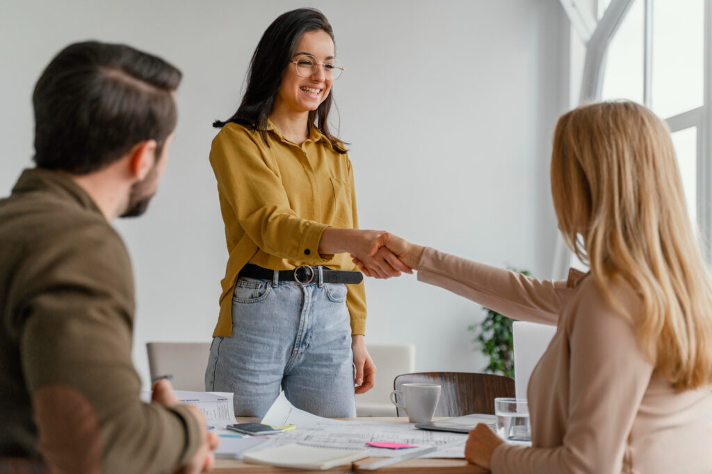 mujer asistiendo a entrevista de trabajo dónde le realizarán 25 preguntas a entrevista de trabajo donde le realizarán preguntas